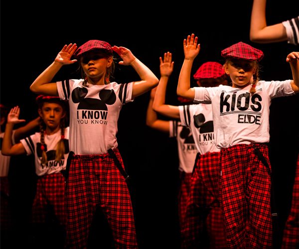 Dzieci tańczące podczas występu